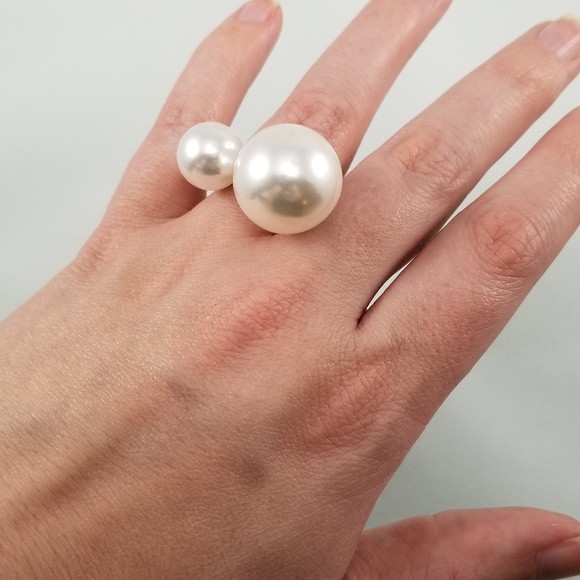 🆕 Double Pearl Statement Ring - Picture 3 of 6